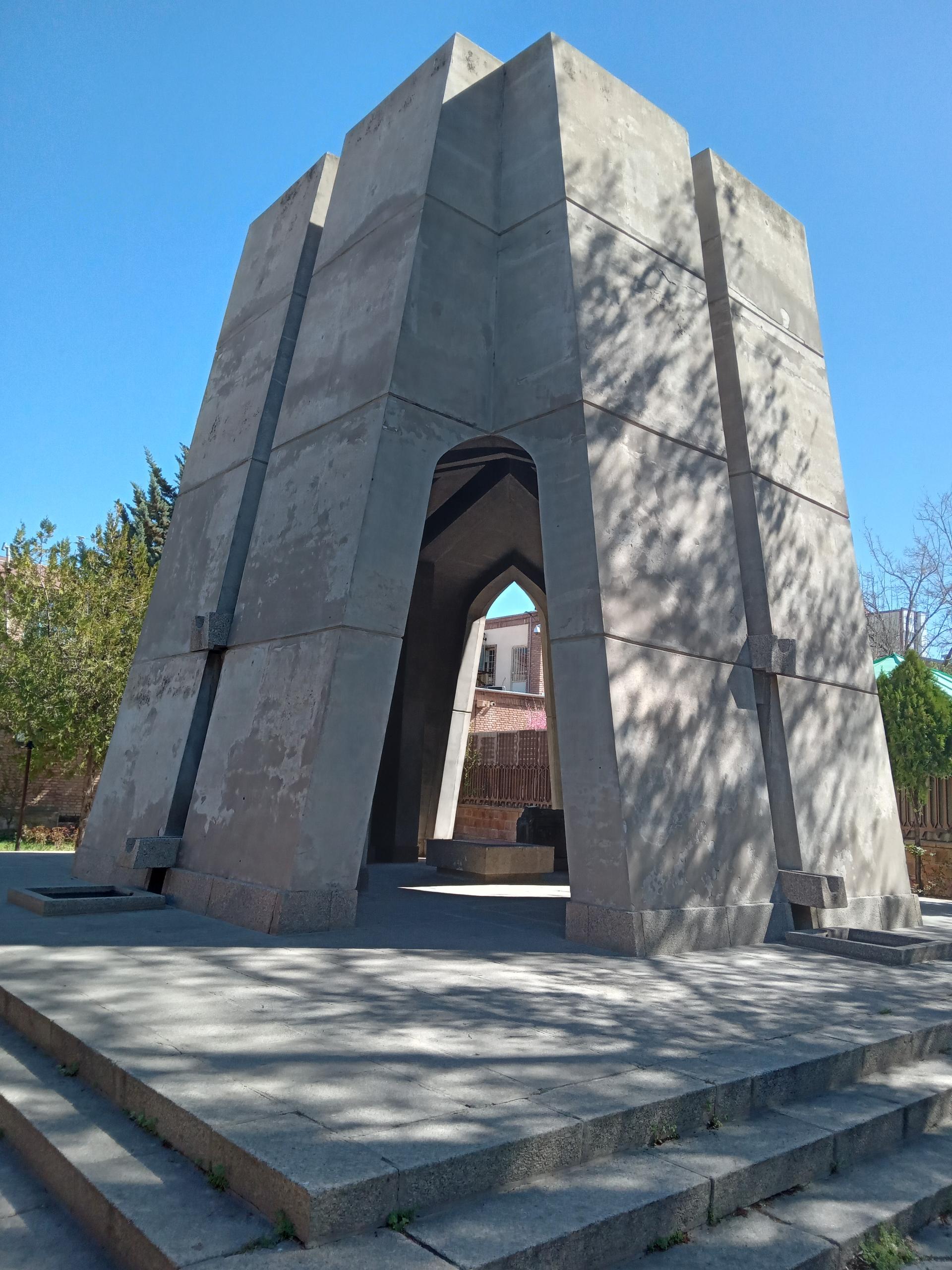 عکس مقبره شیخ رکن الدین اوحدی مراغه ای