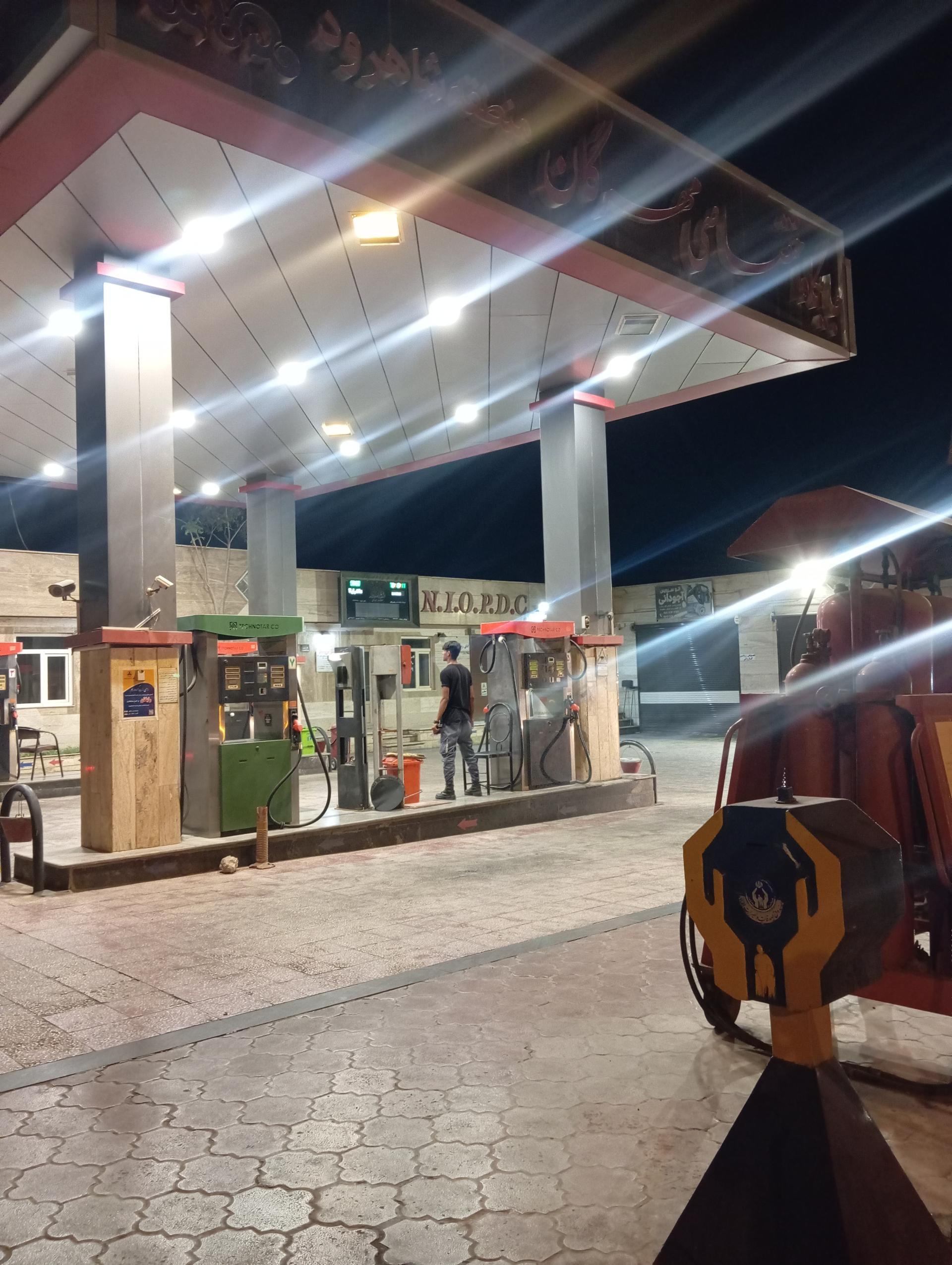 عکس پمپ بنزین مهرگان