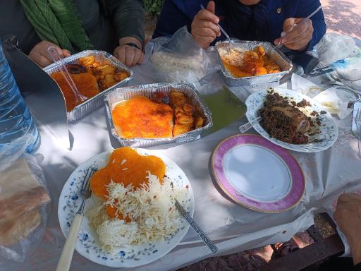 عکس تهیه غذا مهرخاتون 