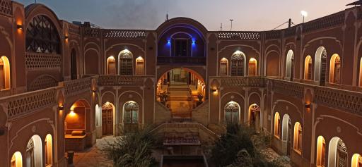 رستوران هتل کاروانسرای مشیر