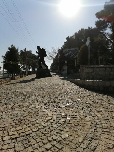 عکس مجسمه کوهنورد و شیر سنگی 