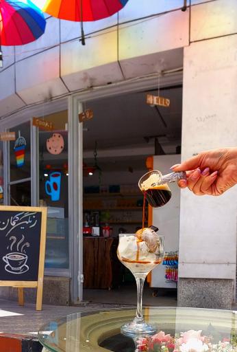 عکس کافه شیرینی رنگین کمان