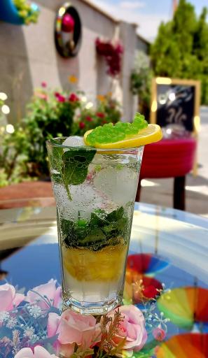 عکس کافه شیرینی رنگین کمان