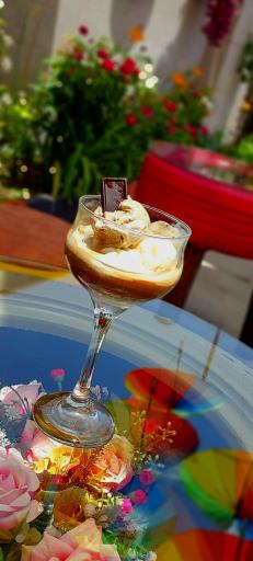 عکس کافه شیرینی رنگین کمان