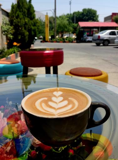 عکس کافه شیرینی رنگین کمان