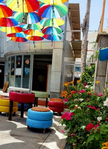 عکس کافه شیرینی رنگین کمان