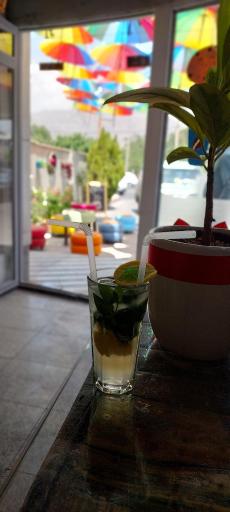 عکس کافه شیرینی رنگین کمان