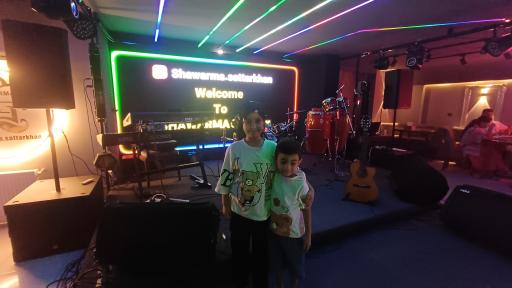 عکس رستوران و بیرون بر شاورما