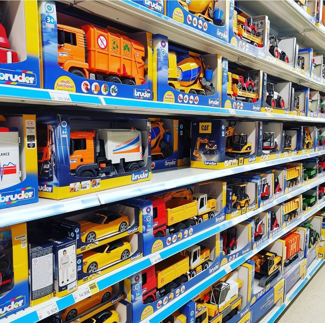 عکس فروشگاه اسباب بازی بی توی