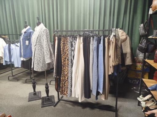 عکس فروشگاه برند فارل