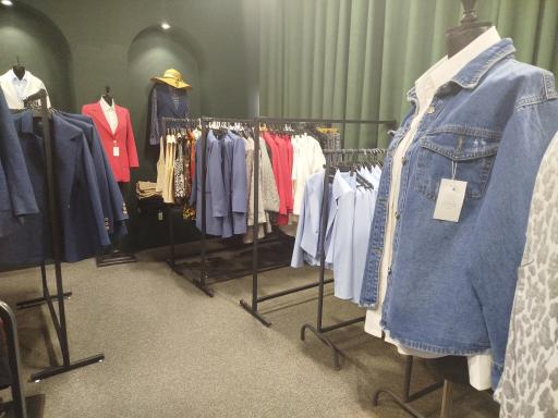 عکس فروشگاه برند فارل