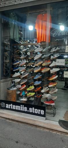 عکس فروشگاه کتونی اورجینال تک سایز آرتمیس