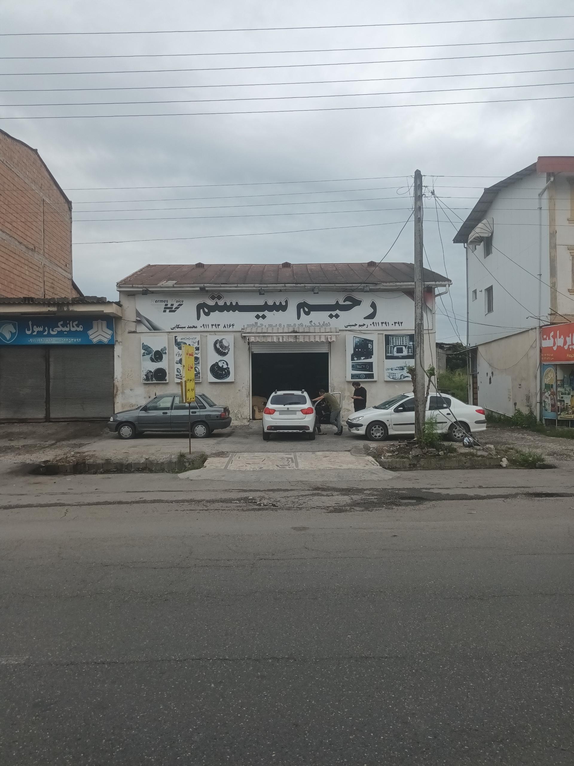 عکس تعمیر مانیتور و ضبط فابریکی خودرو رحیم سیستم