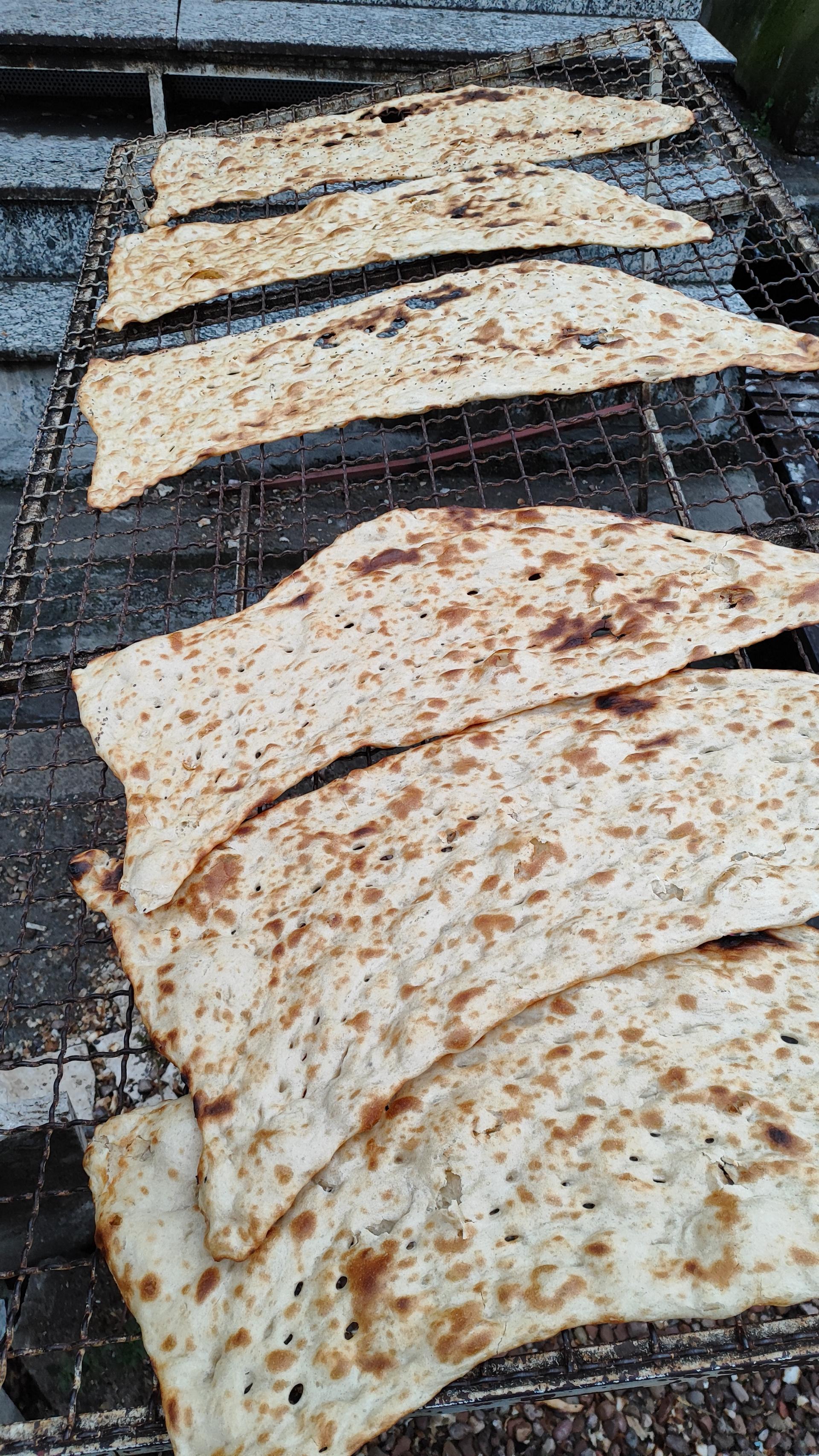 عکس نانوایی سنگک خوشه