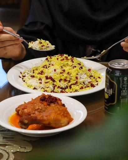 عکس تهیه غذای میزبان