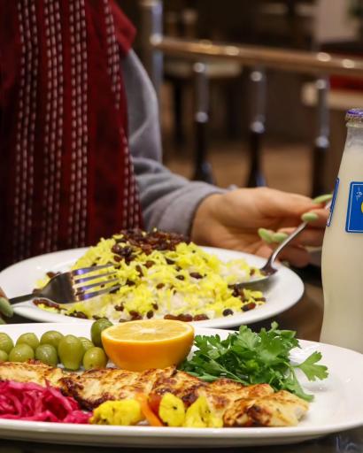 عکس تهیه غذای میزبان