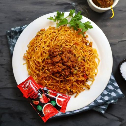 عکس تهیه غذای میزبان