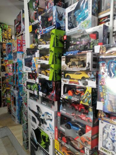 عکس پخش اسباب بازی سعید