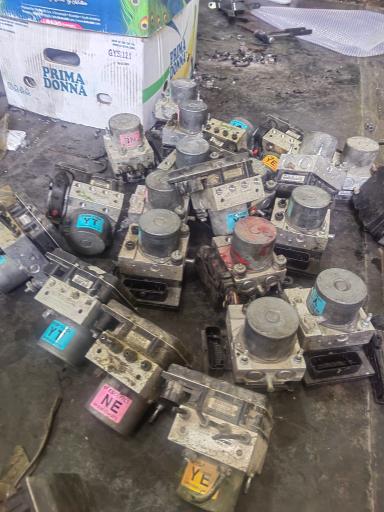 عکس متخصص تعمیر ABS و سیستم ترمز