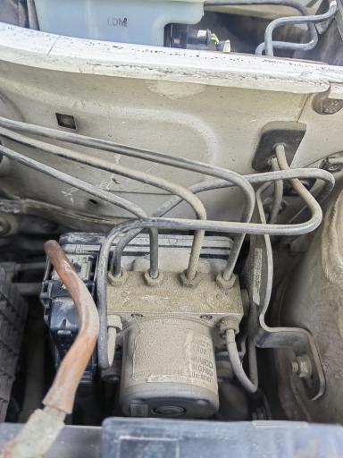 عکس متخصص تعمیر ABS و سیستم ترمز