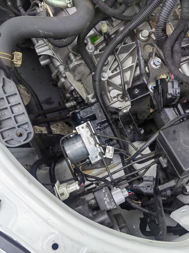 عکس متخصص تعمیر ABS و سیستم ترمز