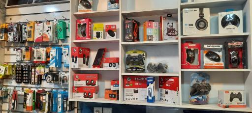 عکس محصولات فرهنگی آزادگان 