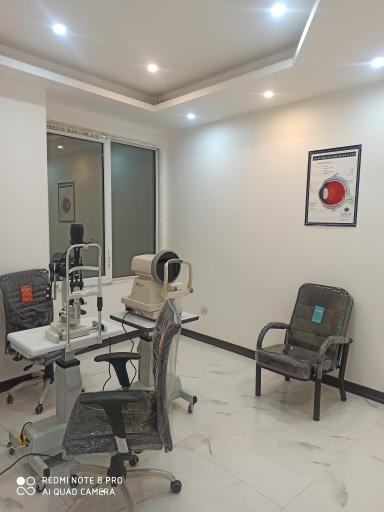 عکس دکتر نرگس خوش طینت - چشم پزشک