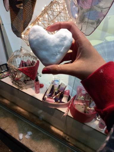 عکس گالری پوشاک وآرایشی تی کال