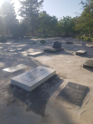 عکس مزار محمد اسماعیل شجاعی