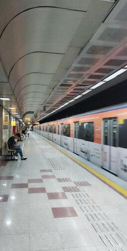 عکس ورودی مترو ایستگاه بیمه