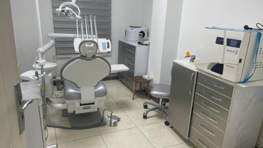 عکس دندانپزشکی دكتر آذین دريكوندی