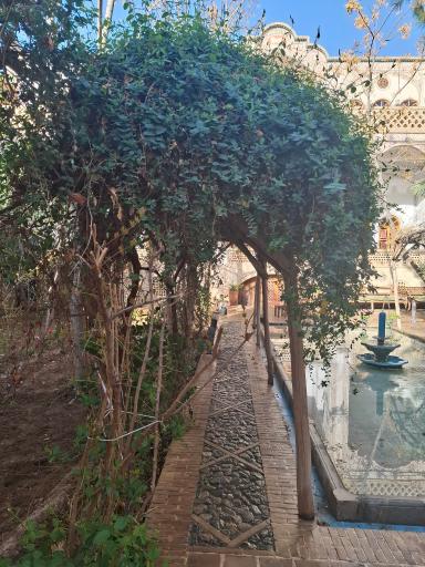 هتل سنتی خادمی