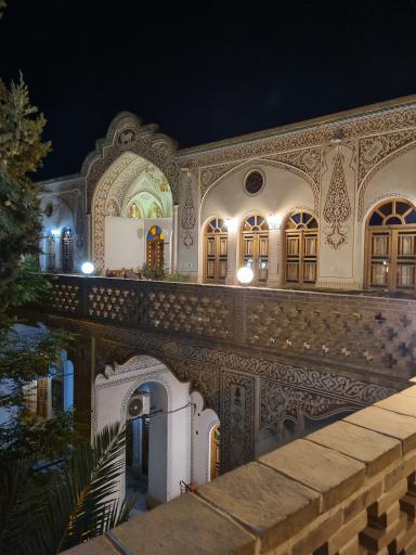 هتل سنتی خادمی