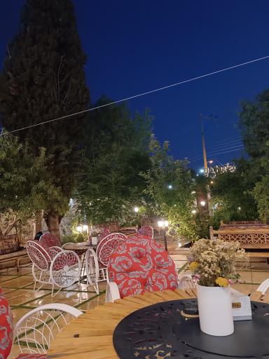 عکس باغ رستوران ایرونی