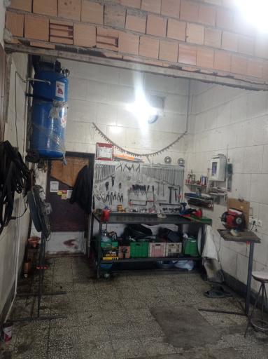 عکس تعمیرگاه رضا هلاکویی