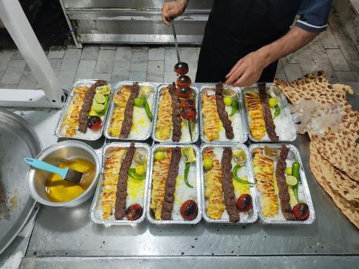 عکس تهیه غذا و کباب مصطفی حسینی گلپایگانی