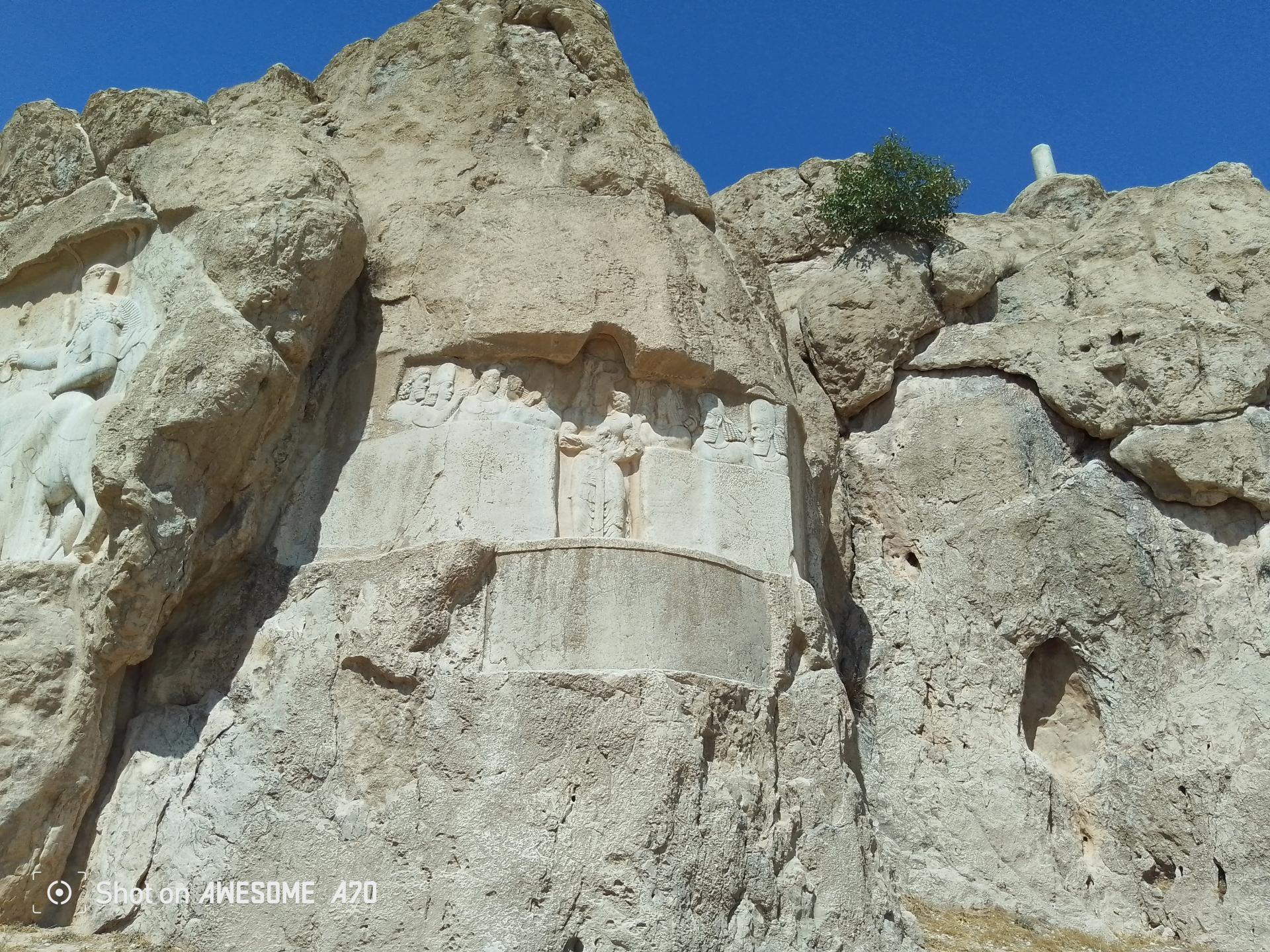 عکس سنگ نگاره اهورامزدا و اردشیر بابکان