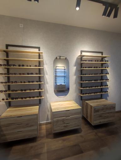 عکس بینایی سنجی و عینکسازی چارلی