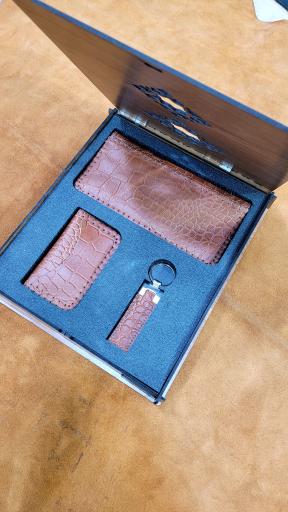 عکس کارگاه چرم بهرام 