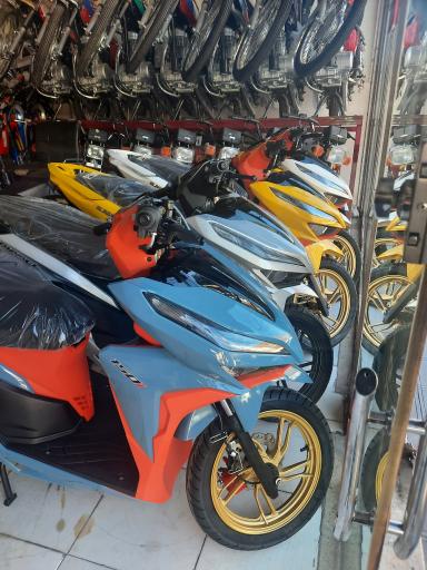 عکس فروشگاه موتور سیکلت جوان