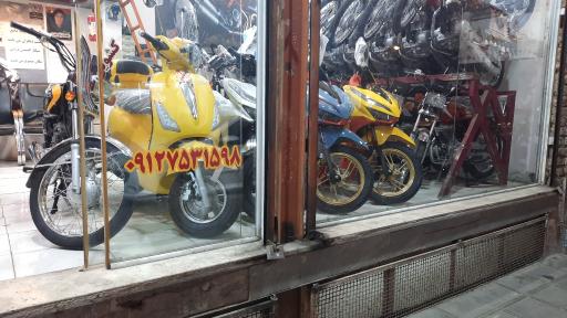 عکس فروشگاه موتور سیکلت جوان