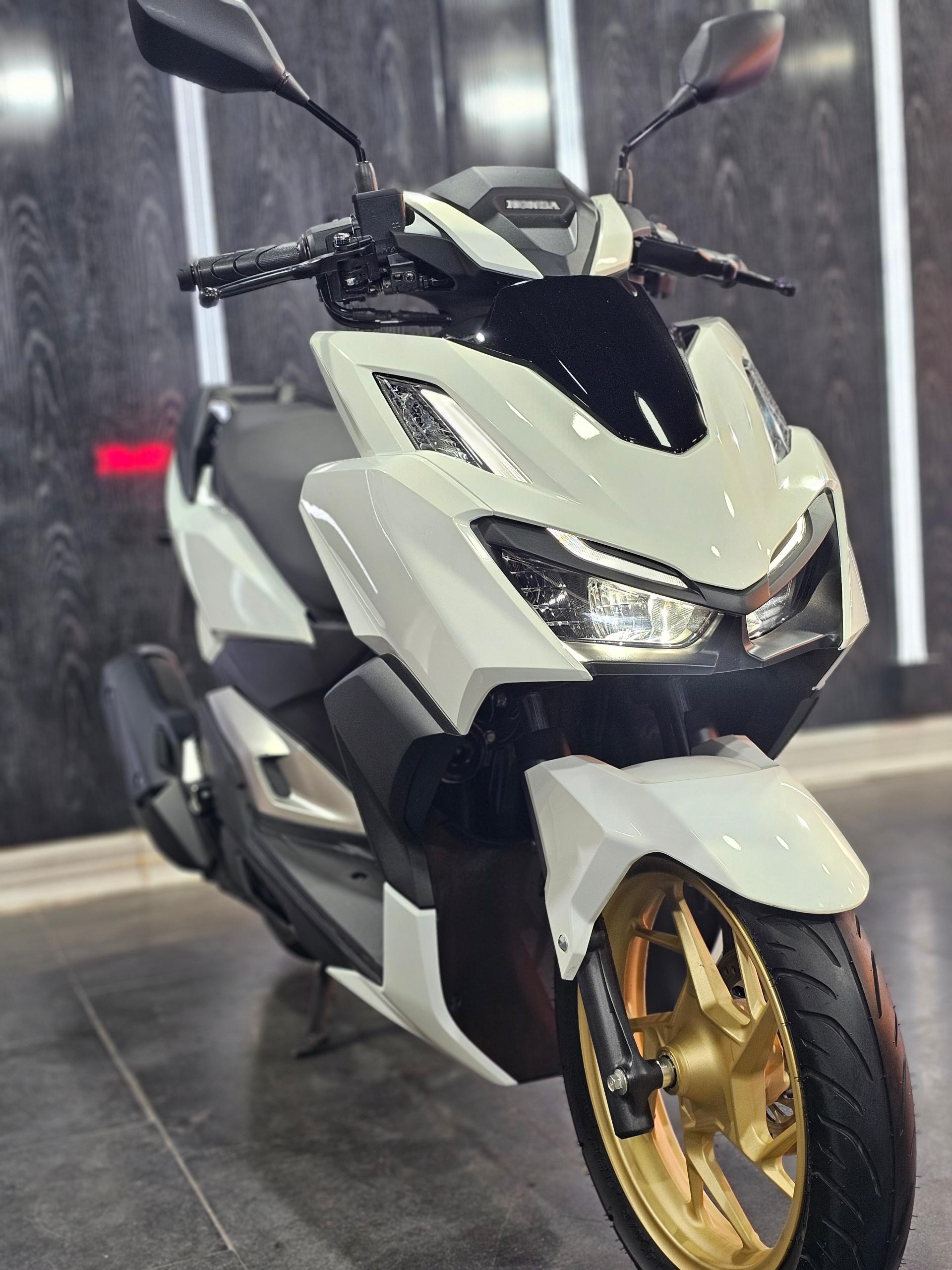 عکس دکتر موتور دیتیلینگ