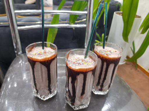 عکس کافه رنگین کمان