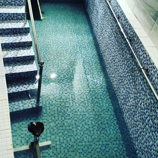 عکس فیزیوتراپی و آب‌درمانی عسگری