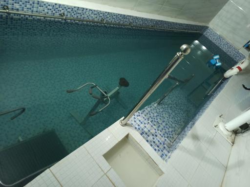 عکس فیزیوتراپی و آب‌درمانی عسگری