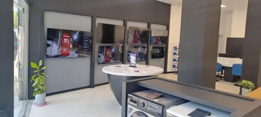 عکس فروشگاه زنجیره ای مرکزی مادیران بیرجند