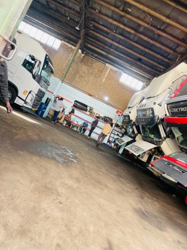 عکس مجتمع فنی تخصصی ولو رنو