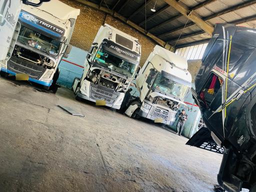 عکس مجتمع فنی تخصصی ولو رنو