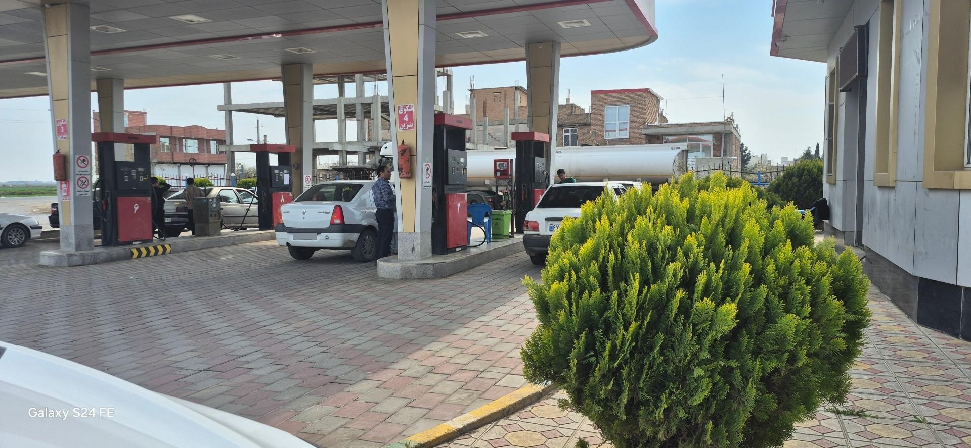 عکس پمپ بنزین احمدزاده