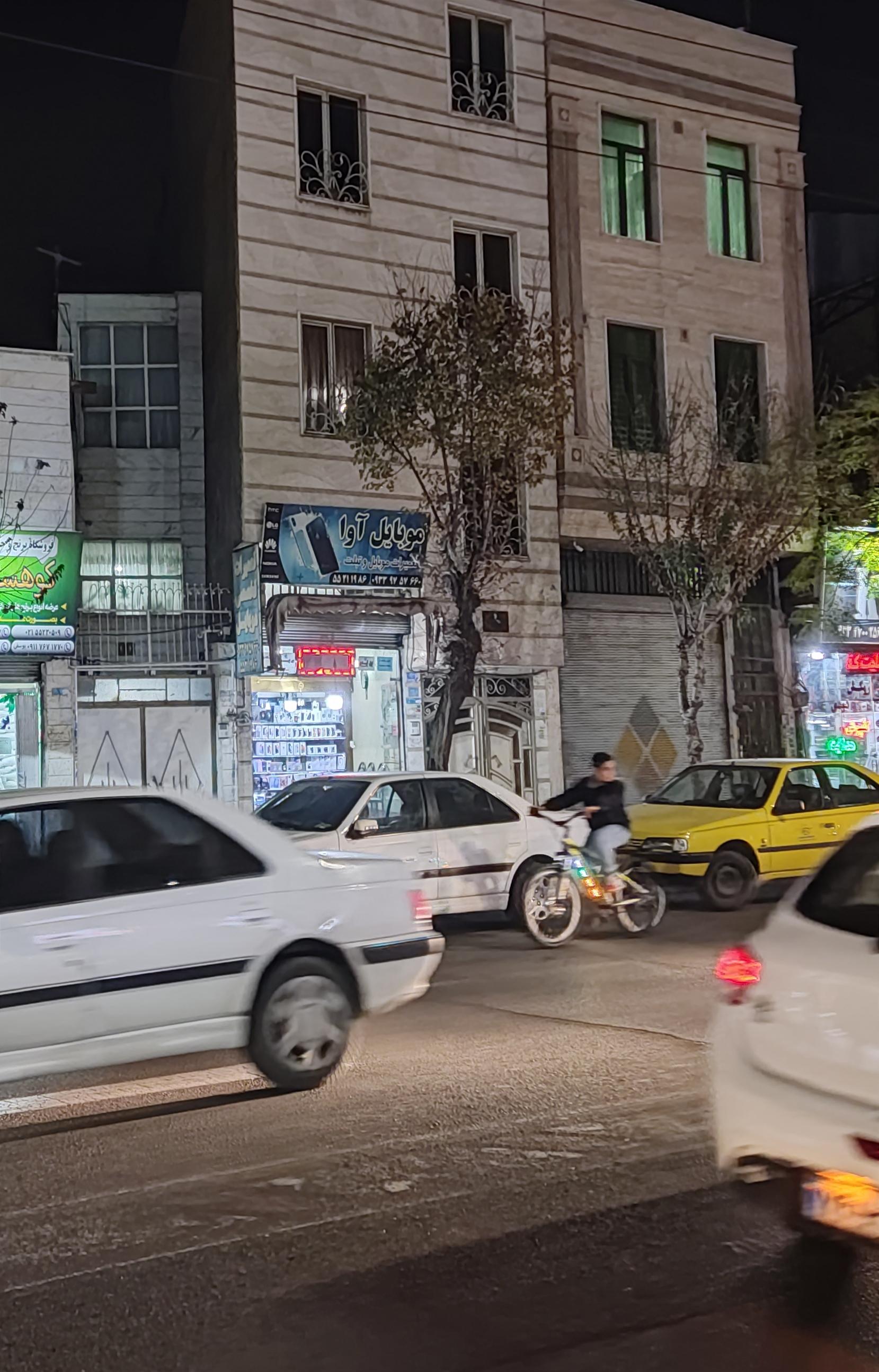 عکس فروشگاه و تعمیرات موبایل آوا